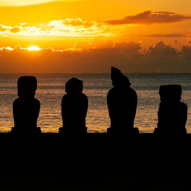 &lt;p&gt;Moai statue i zalazak sunca.&lt;/p&gt;